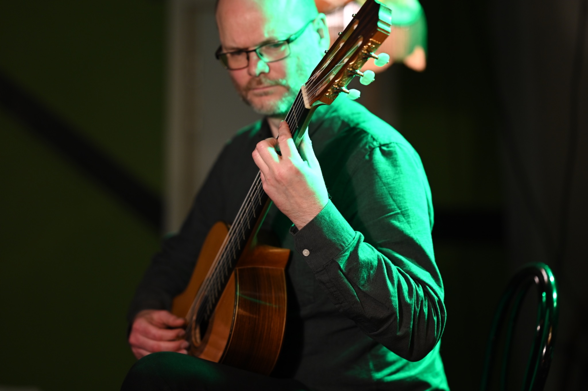 Samuel Edvardsson spelar gitarr