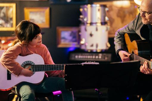 Gitarrlektion med barn
