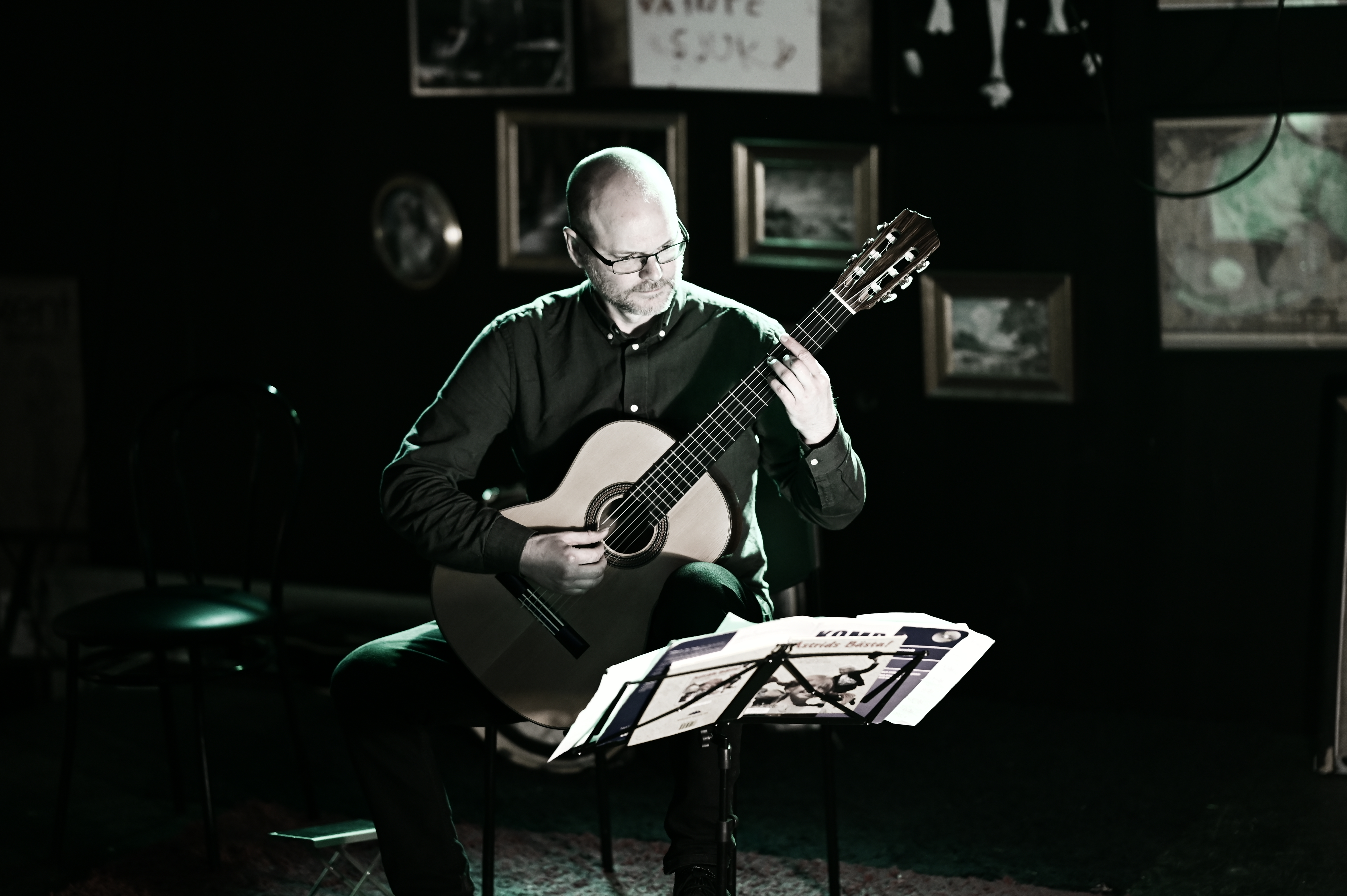 Samuel Edvardsson spelar gitarr